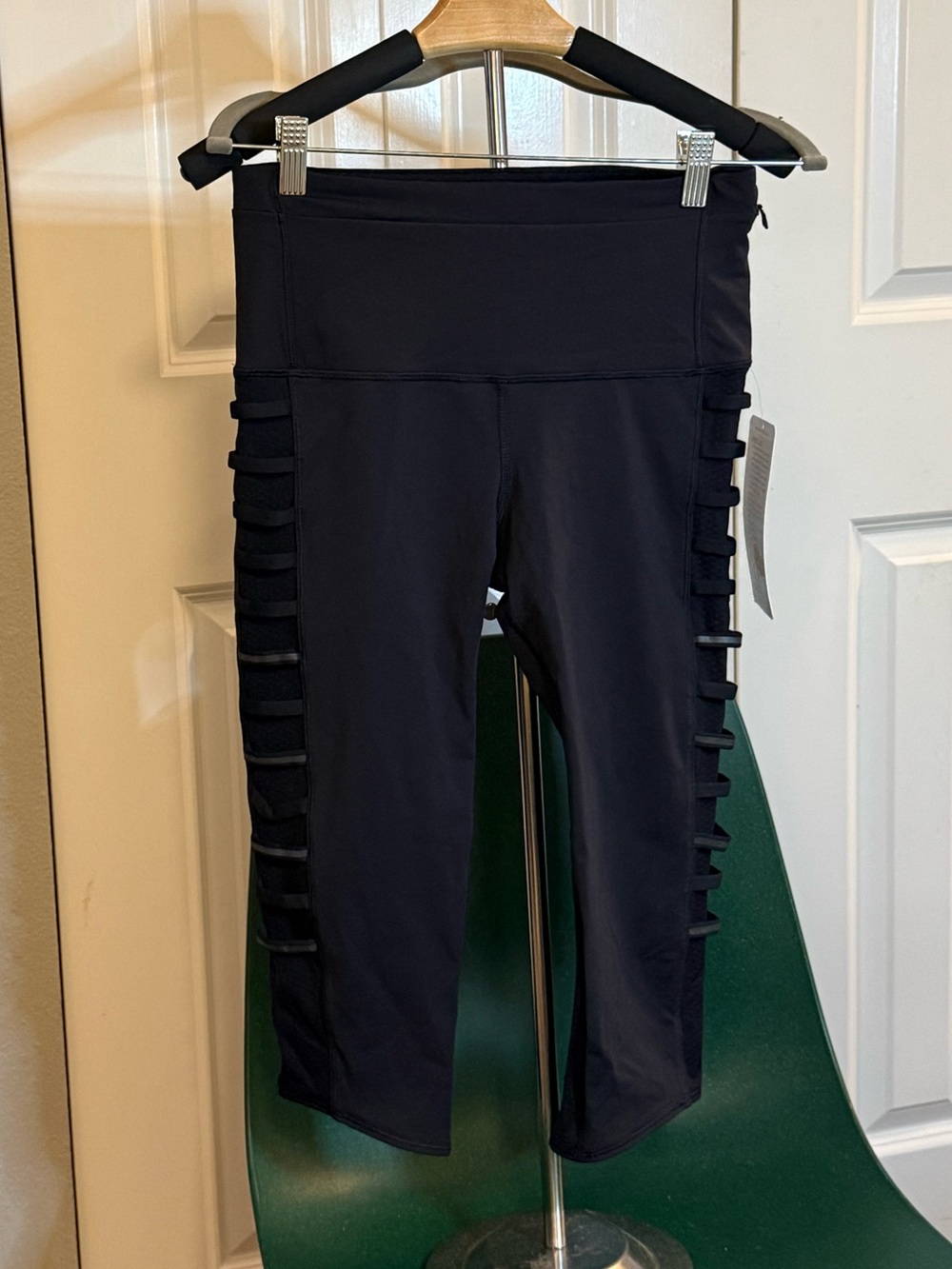 lululemon athletica Breezy Crop Mesh and Reflective Size 6 (inseam 17in) Black